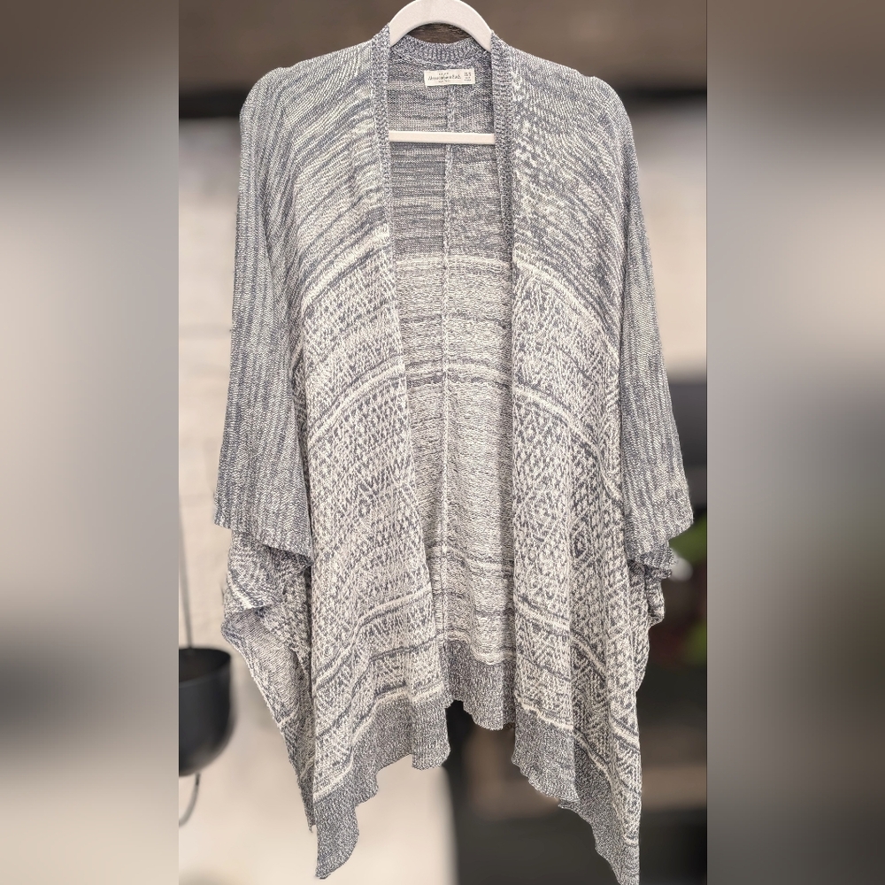 Abercrombie & Fitch Grey and White Patterned Women's Poncho